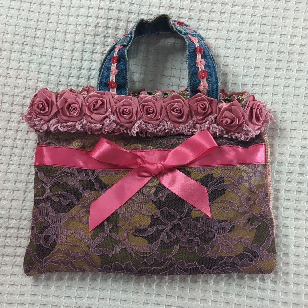 Handbag with floral accents